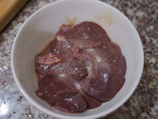 4、青椒炒猪肝,加入适量的食盐