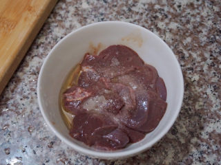 5、青椒炒猪肝,倒入适量的花生油