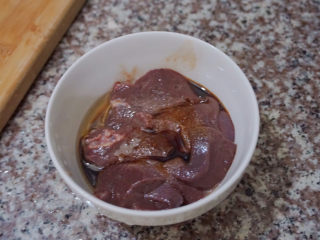 6、青椒炒猪肝,加入少量生抽