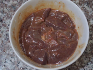 8、青椒炒猪肝,搅拌均匀腌制10分钟