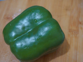 9、青椒炒猪肝,准备1个青椒