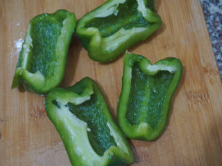 11、青椒炒猪肝,先切成四瓣