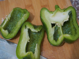 10、青椒炒猪肝,青椒洗干净后去掉里面的辣椒粒