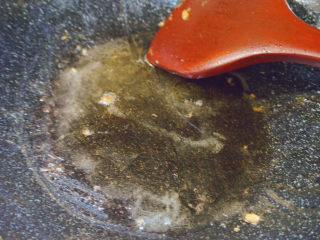 17、青椒炒猪肝,锅内热油