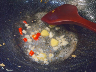 18、青椒炒猪肝,倒入蒜泥红米椒和姜片