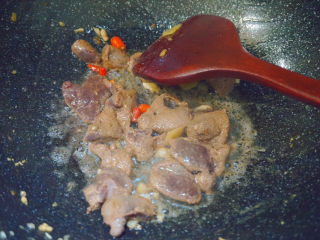 19、青椒炒猪肝,再倒入猪肝中火翻炒