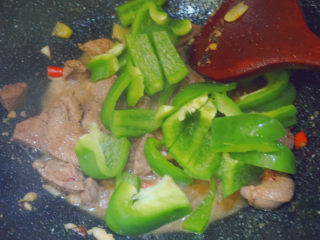21、青椒炒猪肝,倒入青椒