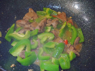 22、青椒炒猪肝,继续大火焖煮5分钟