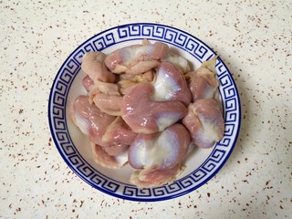 1、凉拌鸡胗,鸡胗买回来清洗干净。