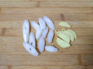 2、凉拌鸡胗,准备好葱白和生姜。