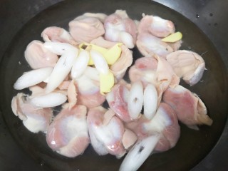 3、凉拌鸡胗,鸡胗凉水入锅，放入葱白和生姜，加入一勺料酒。