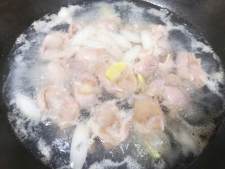 4、凉拌鸡胗,大火烧开以后转中火煮5分钟焯水。