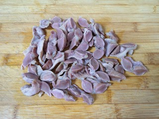 5、凉拌鸡胗,焯过水的鸡胗用凉水冲洗干净，对半切开，这样容易入味。