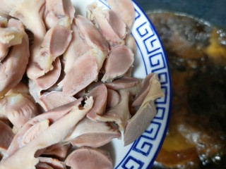 7、凉拌鸡胗,下入处理好的鸡胗。