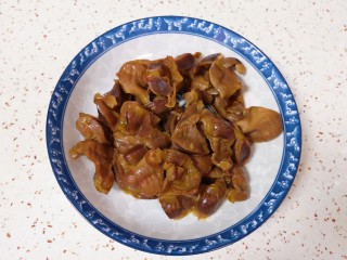 9、凉拌鸡胗,卤好的鸡胗捞出自然晾凉。