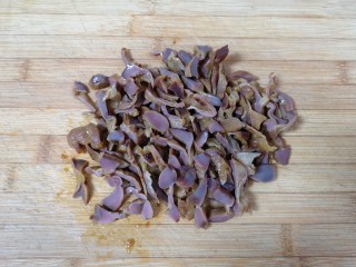 10、凉拌鸡胗,切成片。