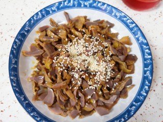 11、凉拌鸡胗,装入盘子里，放香醋、生抽、红油、香油和花椒油，撒上熟白芝麻。