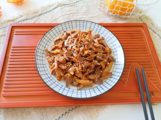 12、凉拌鸡胗,搅拌均匀。