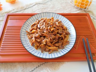 13、凉拌鸡胗,上桌。