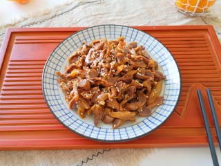 14、凉拌鸡胗,还没有开饭半盘子鸡胗就不见了。