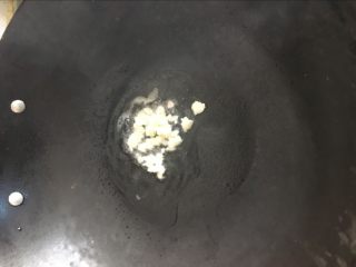 6、辣炒钉螺：海边男人最爱的下酒菜,放少许蒜末爆香