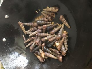 7、辣炒钉螺：海边男人最爱的下酒菜,放入钉螺进锅翻炒