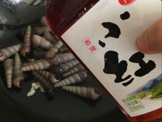 10、辣炒钉螺：海边男人最爱的下酒菜,倒入辣椒油