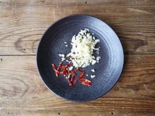 2、海米拌西芹,干辣椒切丝,蒜切末。