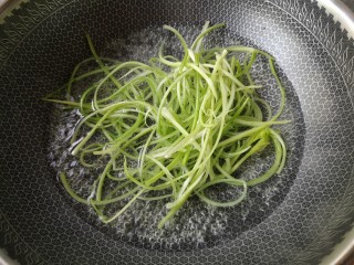 4、海米拌西芹,锅中水煮开,下西芹丝炒1-2分钟。