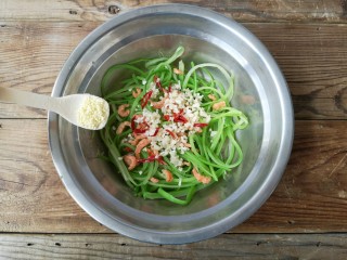 7、海米拌西芹,加入蒜末,干辣椒丝,鸡精。