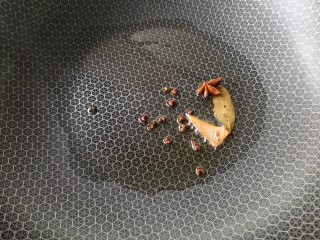 8、海米拌西芹,锅中少量油烧热,下花椒,八角,桂皮,香叶,炸出香味。