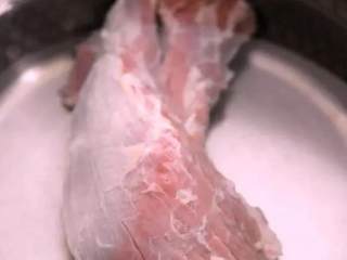 1、一分钟教你做凉拌牛肉，简单好吃，超级下酒！,牛肉洗净过水待用