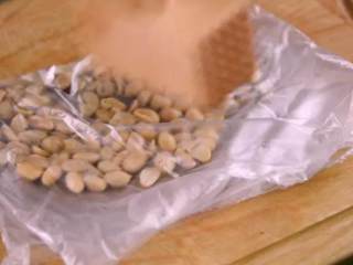 3、一分钟教你做凉拌牛肉，简单好吃，超级下酒！,花生敲碎备用