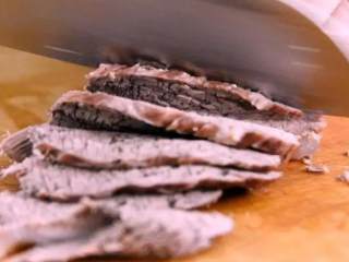 4、一分钟教你做凉拌牛肉，简单好吃，超级下酒！,将煮熟的牛肉放凉，切成片备用