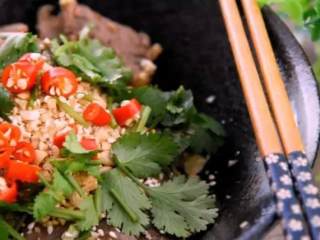 6、一分钟教你做凉拌牛肉，简单好吃，超级下酒！,再加入花生碎、白芝麻、香菜、小米椒即可