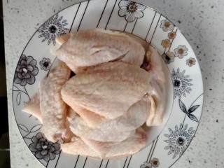 1、可乐鸡翅,鸡翅洗干净，在背上斜切两刀，翻一面，斜切一刀，装盘备用