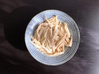 3、凉拌腐竹,攥干水分切段