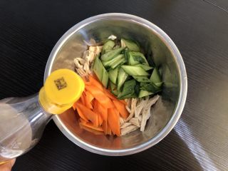 6、凉拌腐竹,加入醋