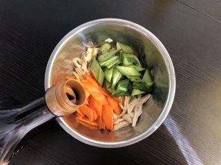 7、凉拌腐竹,味极鲜酱油