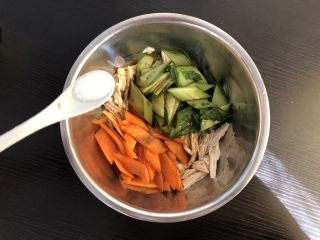 8、凉拌腐竹,适量糖和盐