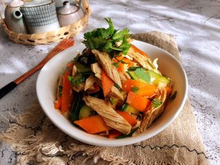 11、凉拌腐竹,摆香菜，完成