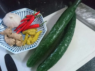 1、酸辣黄瓜条,准备好所需食材