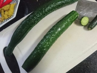 2、酸辣黄瓜条,黄瓜用凉开水洗净后切去2头