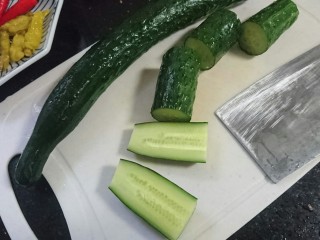 3、酸辣黄瓜条,切成4圆段后对半切开