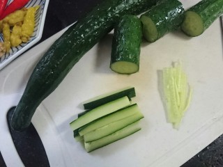 4、酸辣黄瓜条,再对切并剔去黄瓜心