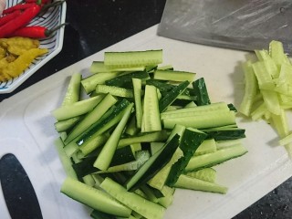 5、酸辣黄瓜条,按以上步骤处理好2根黄瓜