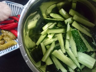 6、酸辣黄瓜条,将黄瓜装入容器，少许盐腌制备用(个人用的小调料罐的2小勺海盐)