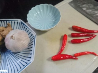 7、酸辣黄瓜条,小米辣凉开水洗净，去蒂