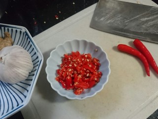 8、酸辣黄瓜条,吃的辣就切碎，不是很能吃辣就留整段