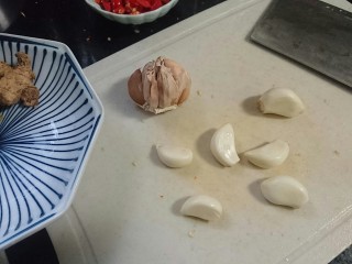 9、酸辣黄瓜条,蒜球半个去皮